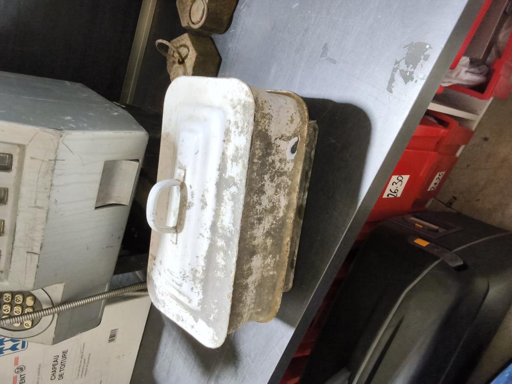 POT ÉMAILLÉ BLANC DANS L’ETAT