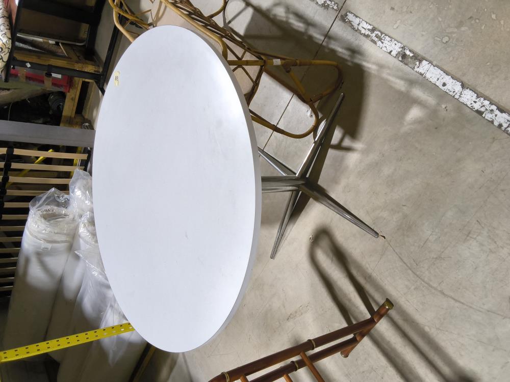 TABLE RONDE BLANCHE PIED CHROMÉ 