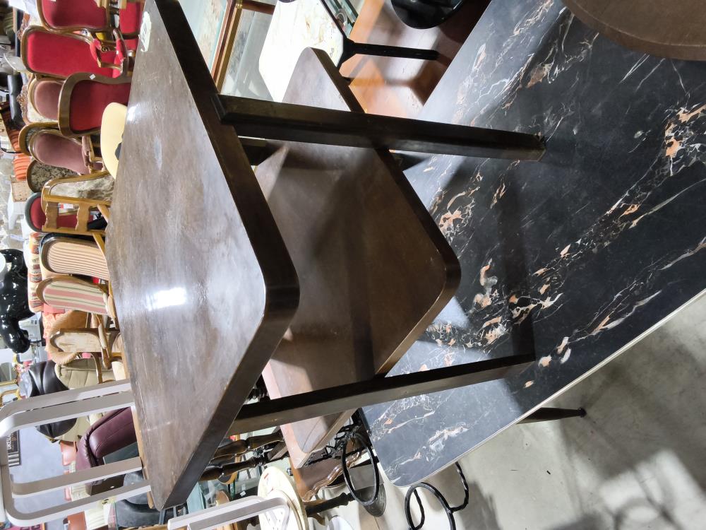 TABLE BASSE CARRÉE DANS L'ÉTAT 