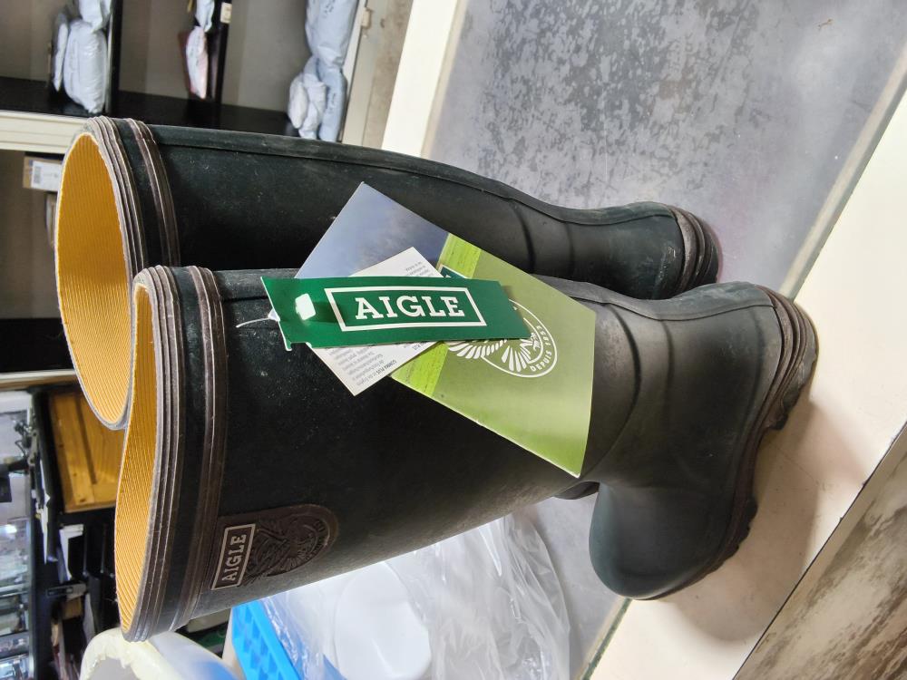 PAIRE DE BOTTES AIGLE POINTURE 39 AVEC SEMELLES NEUVE 