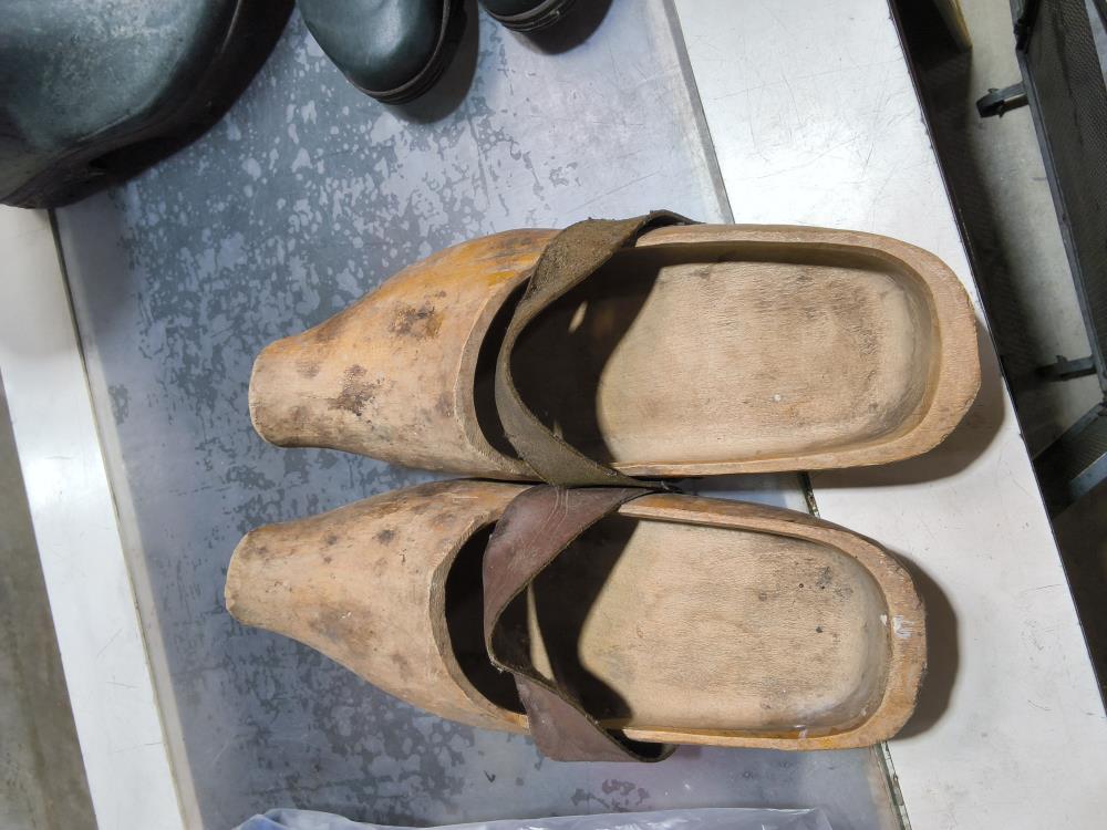 PAIRE DE SABOTS BOIS