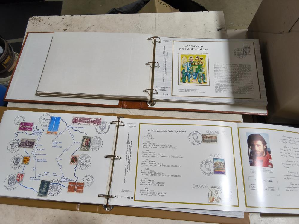 ALBUM DÉ 90 FEUILLES ENVIRON D’EMISSIONS DE TIMBRES 