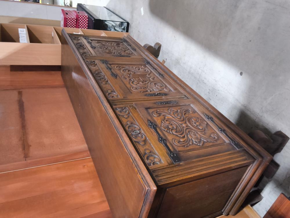 BUFFET BAS SCULPTÉ 3 PORTES 3 TIROIRS CHÊNE DANS L'ÉTAT 