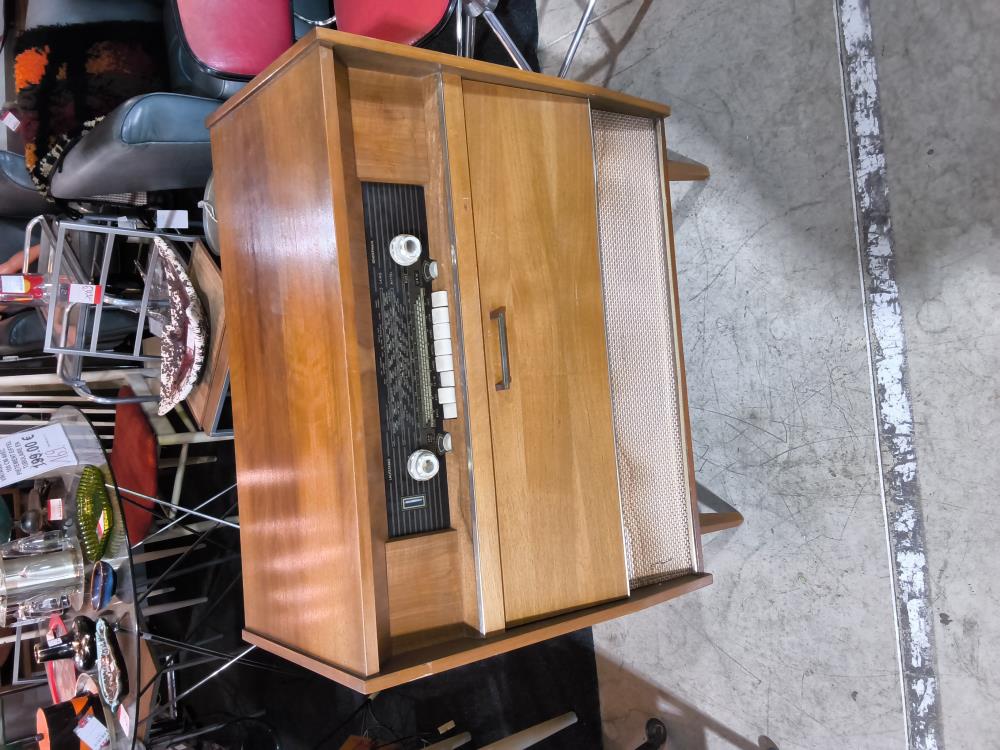 MEUBLE RADIO DANS L'ÉTAT VINTAGE 