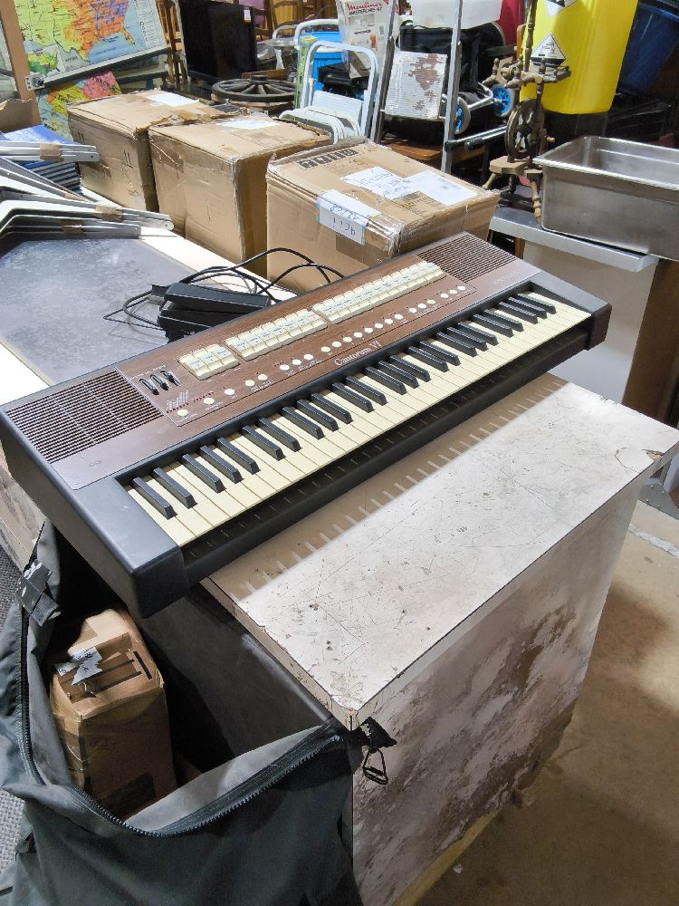 HARMONIUM D’EGLISE VISCOUNT AVEC PIED ET PEDALE FONCTIONNE TRES BIEN