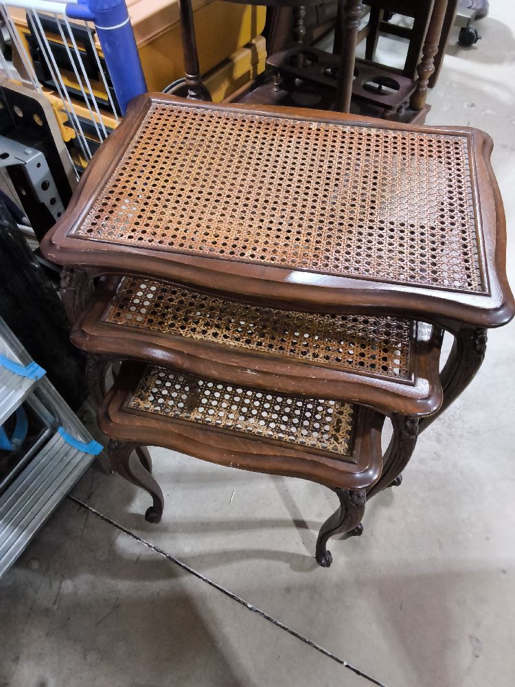 LOT DE 3 TABLES GIGOGNES CANNÉES 