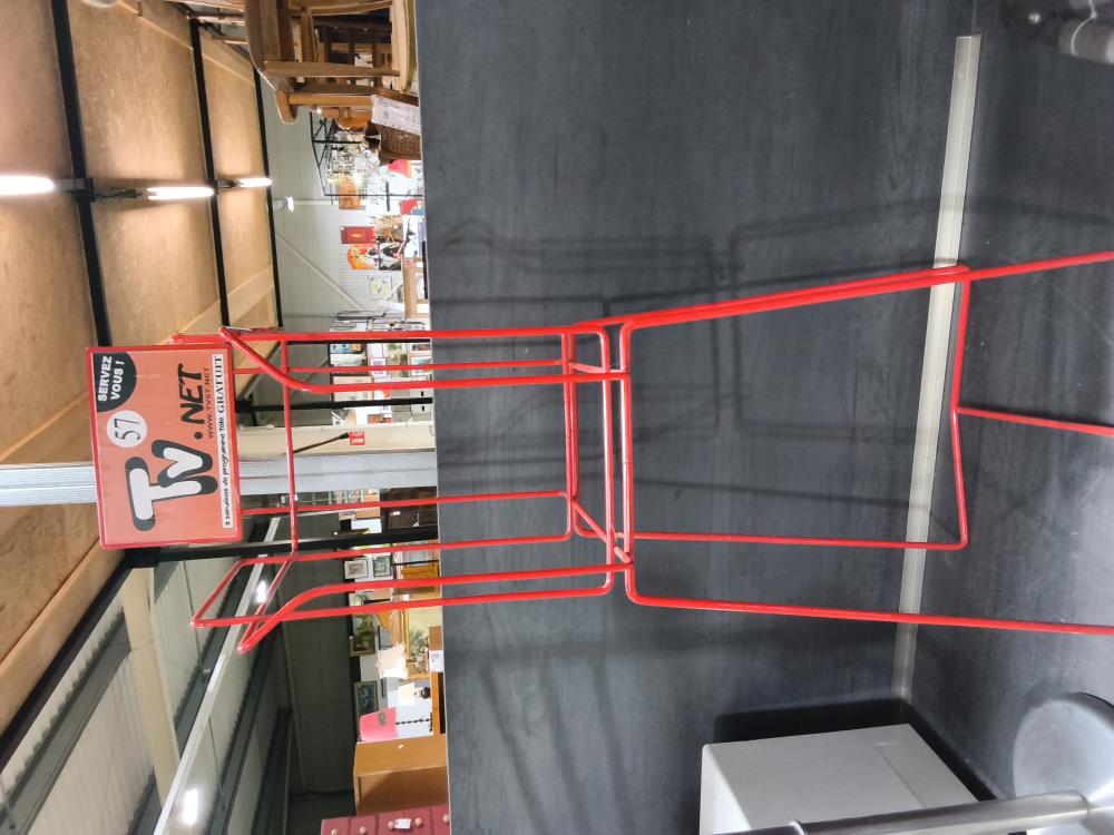 SUPPORT MÉTALLIQUES POUR JOURNAUX ROUGE