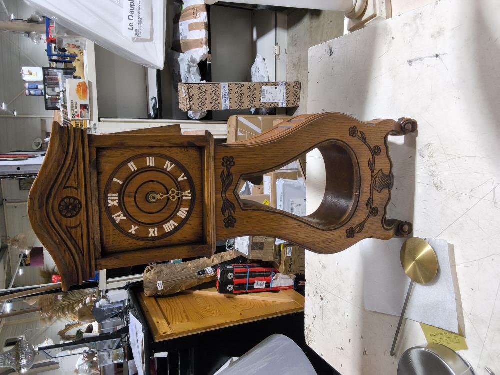 CAISSON D’HORLOGE AVEC BALANCIER DANS L'ÉTAT 