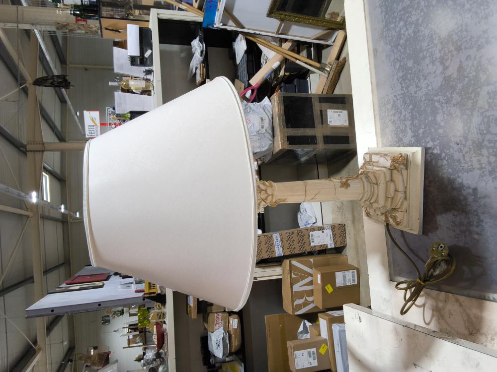 LAMPE A POSER RESINE BEIGE