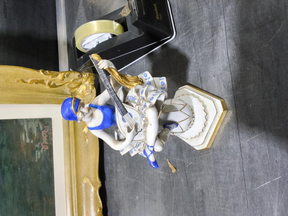 STATUETTE FEMME MUSICIENNE 