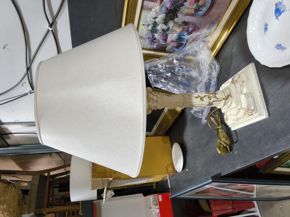 LAMPE À POSER EN RESINE BEIGE 