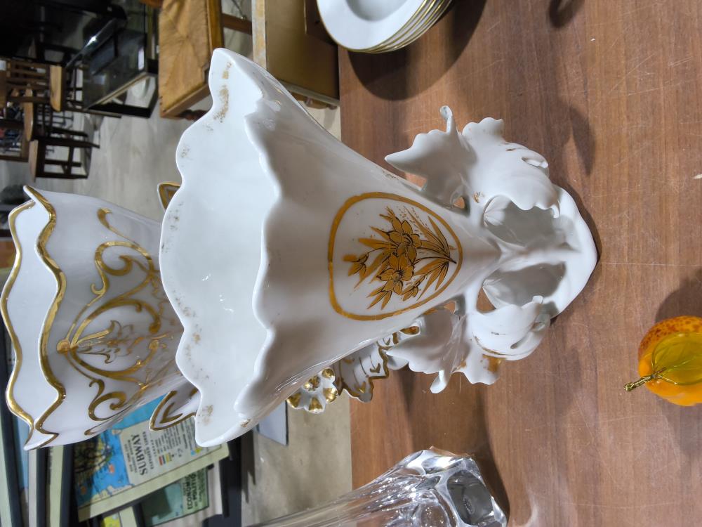 VASE BLANC DORÉ DANS L'ÉTAT 