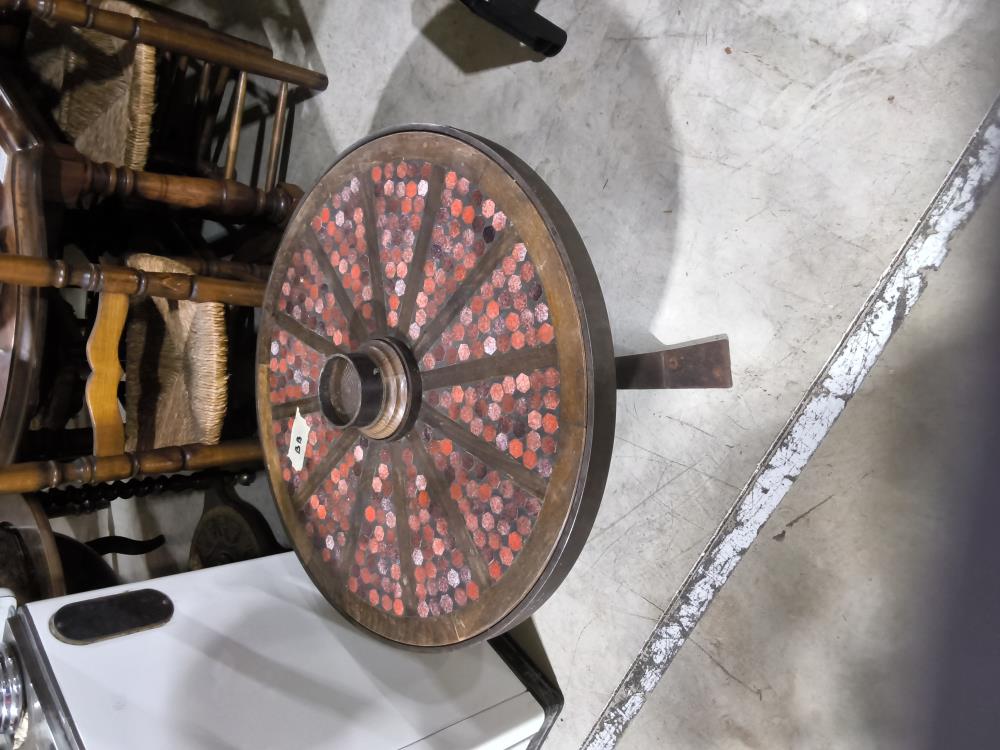TABLE BASSE RONDE CARRELÉE ROUE