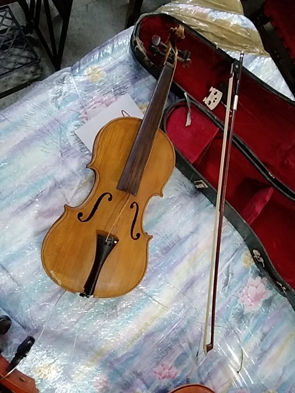 VIOLON ANCIEN AVEC ARCHET DANS L’ÉTAT 