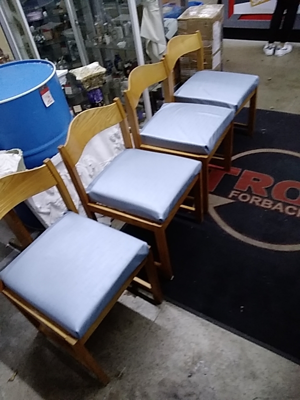 LOT DE 4 CHAISES MOUSSES