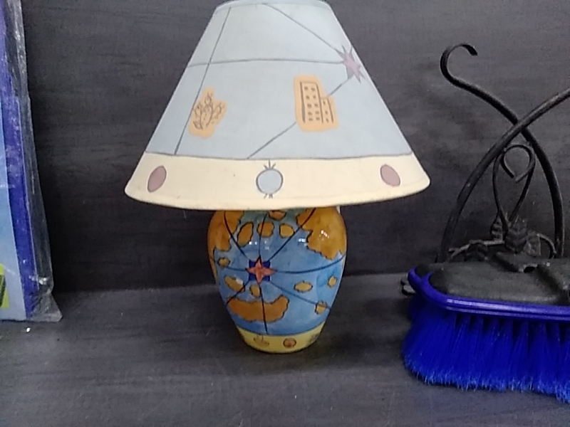 LAMPE À POSER COULEUR DANS L’ETAT 