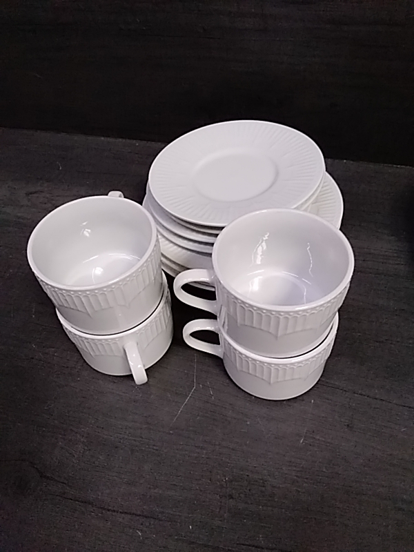 LOT DE 4 ASSIETTES TASSES ET SOUS TASSES