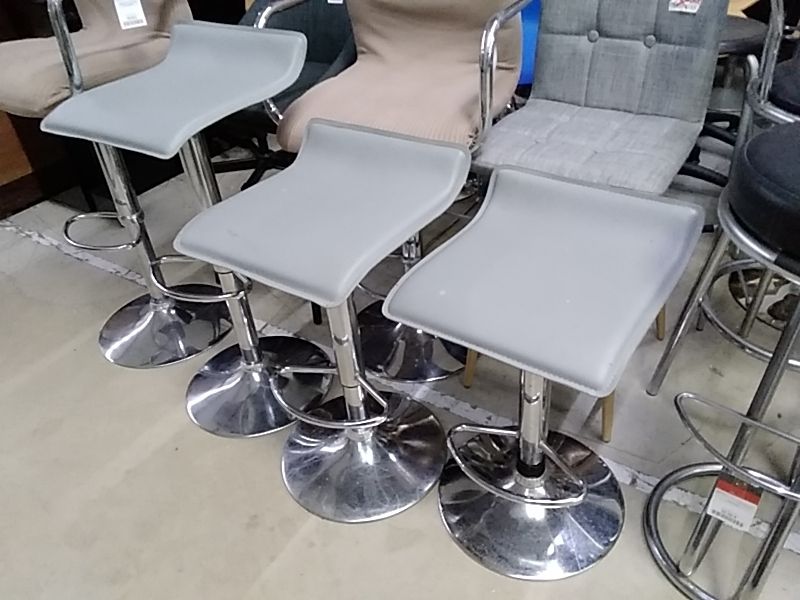 TABOURET GRIS EN L’ÉTAT 