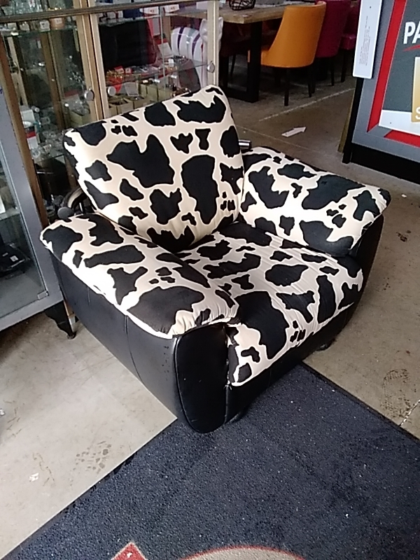 FAUTEUIL TISSU VACHE ET SIMILI CUIR NOIR 