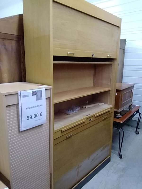 MEUBLE DE BUREAU À RIDEAUX 