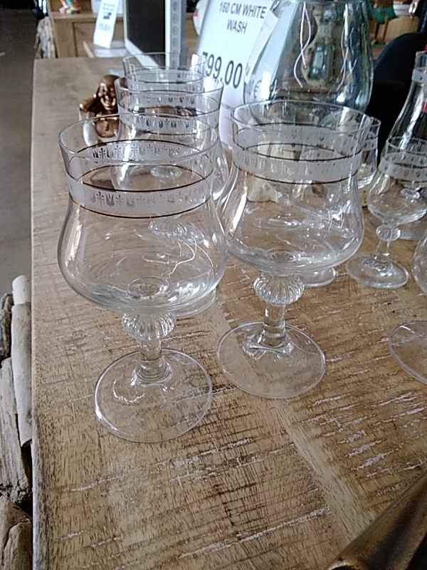 LOT DE 4 VERRES A VIN