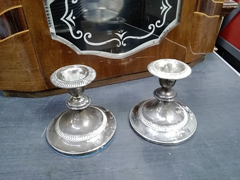 LOT DE 2 BOUGEOIRS ARGENTÉ 