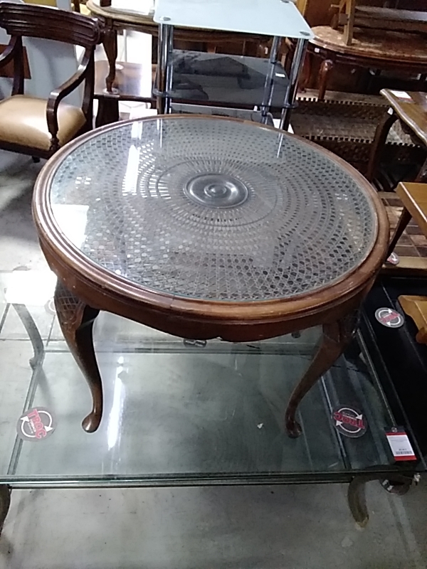 TABLE BASSE CHIPPENDALE RONDE CANNAGE ET VERRE