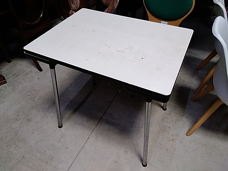 TABLE FORMICA BLANCHE DANS L’ÉTAT 