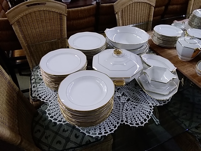 SERVICE DE TABLE PORCELAINE 12 PERSONNES BLANC DORÉ CHARRONAT FRANCE