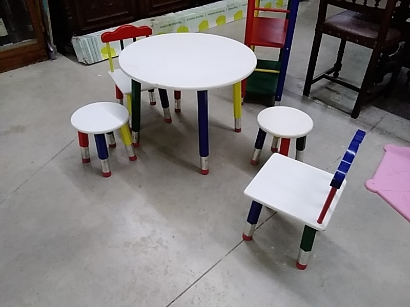 ENSEMBLE TABLE RONDE ENFANT FORME CRAYONS DE PAPIER AVEC 2 CHAISES ET 2 TABOURETS 