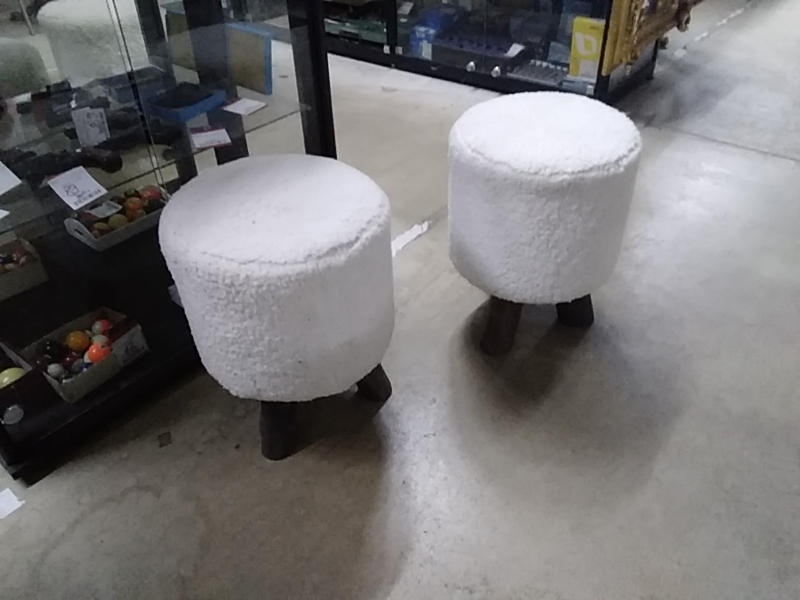 TABOURET BOIS RECOUVERT DE LAINE BLANCHE 