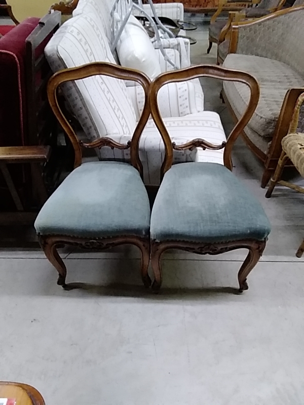 LOT DE 2 CHAISES LOUIS XV VELOURS BLEU