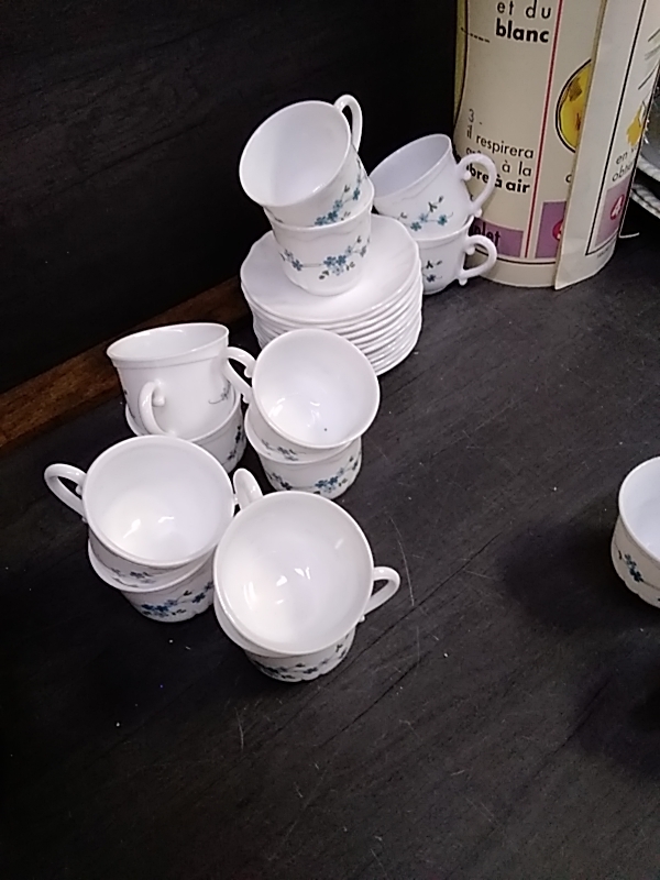 LOT DE 12 TASSES ET SOUS TASSES ARCOPAL