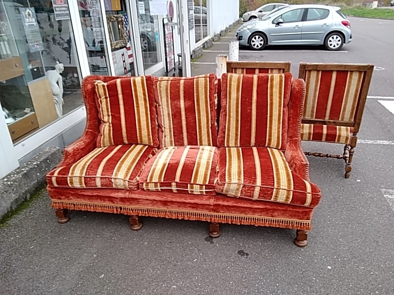 SALON ANCIEN 3 + 1 + 1 TISSU RAYÉ ROUGE JAUNE DANS L’ÉTAT 