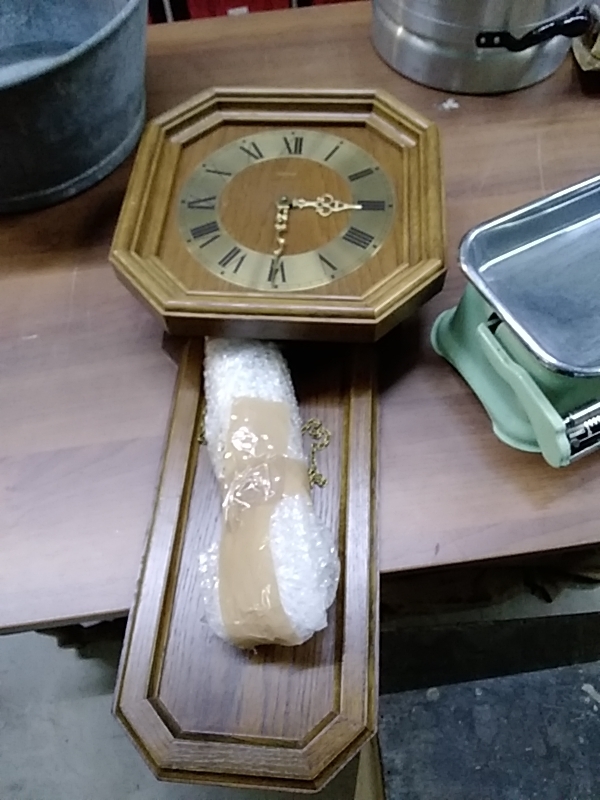 HORLOGE BOIS AVEC BALANCIER ET 2 POIDS