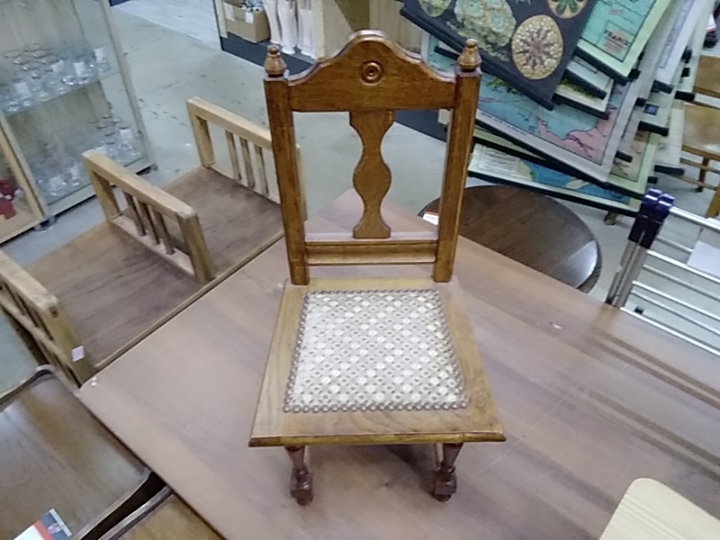CHAISE ENFANT TISSU CLOUTÉE