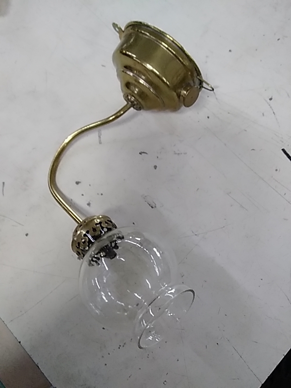 LAMPE À PETROLE EN APPLIQUE 