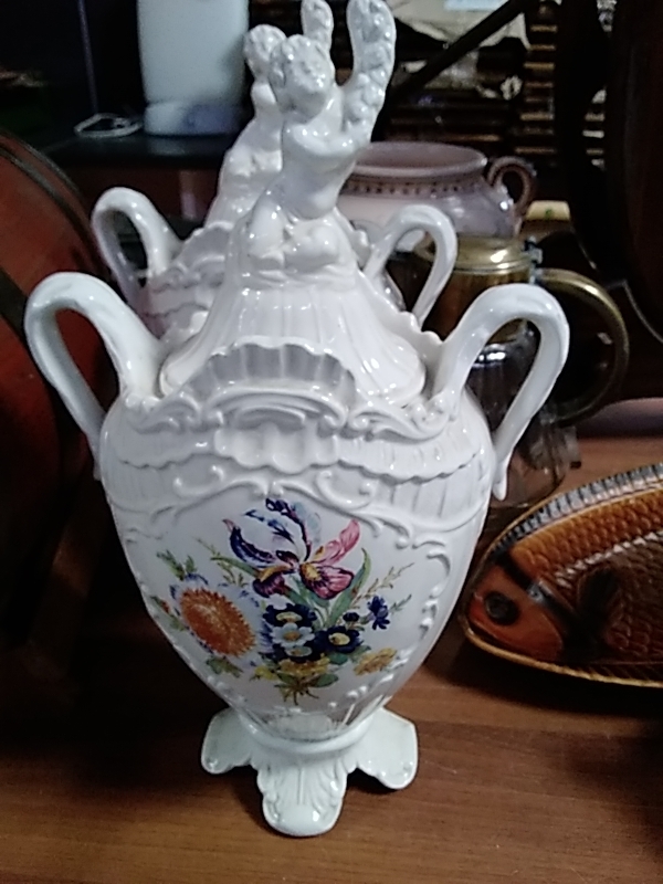 VASE AVEC COUVERCLE ANGE 