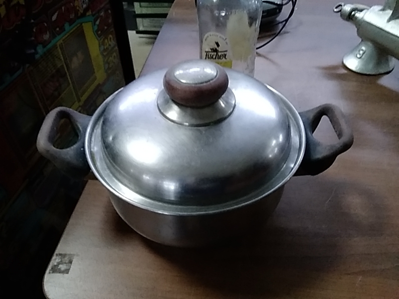 CASSEROLE AVEC COUVERCLE ANCIENNE 