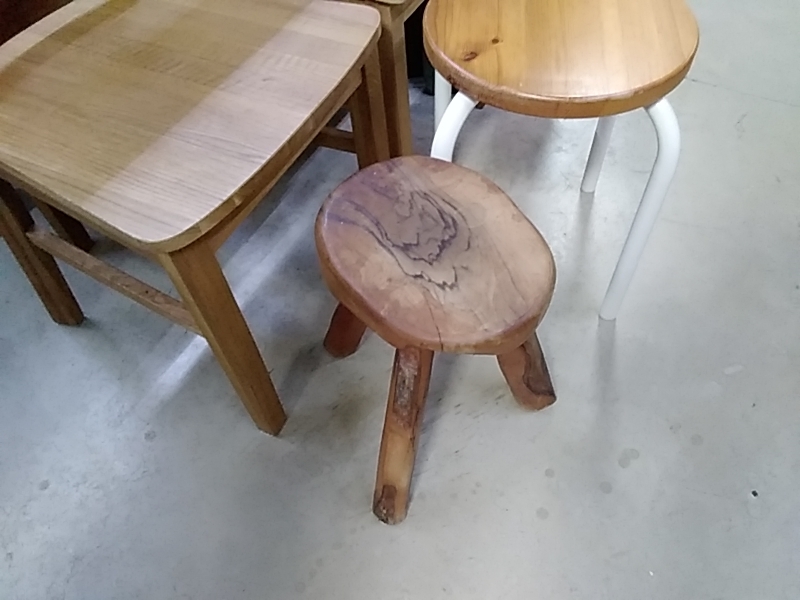 TABOURET BOIS MASSIF 3 PIEDS