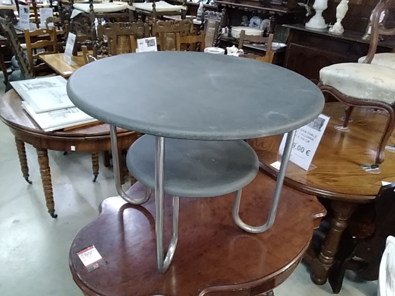 TABLE BASSE DE BUREAU ANCIENNE DANS L’ÉTAT 