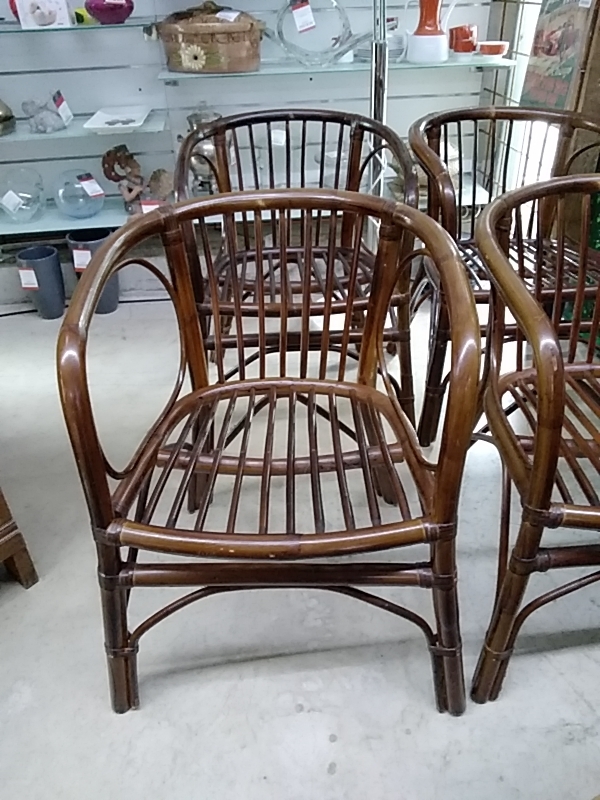 LOT DE 4 FAUTEUILS ROTIN  DANS L’ETAT 