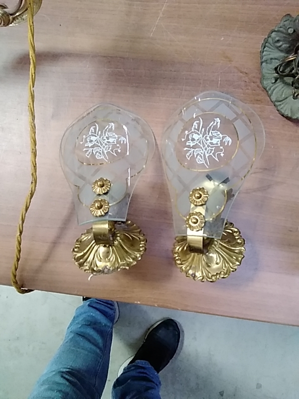 PAIRE D’APPLIQUES MURALES LAITON ET VERRE