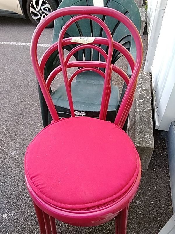 CHAISE ROUGE EXTÉRIEURE 