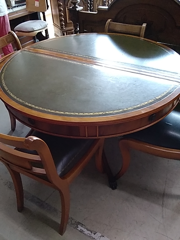 TABLE RONDE AVEC ALLONGE PIED DE LION DESSUS CUIR 