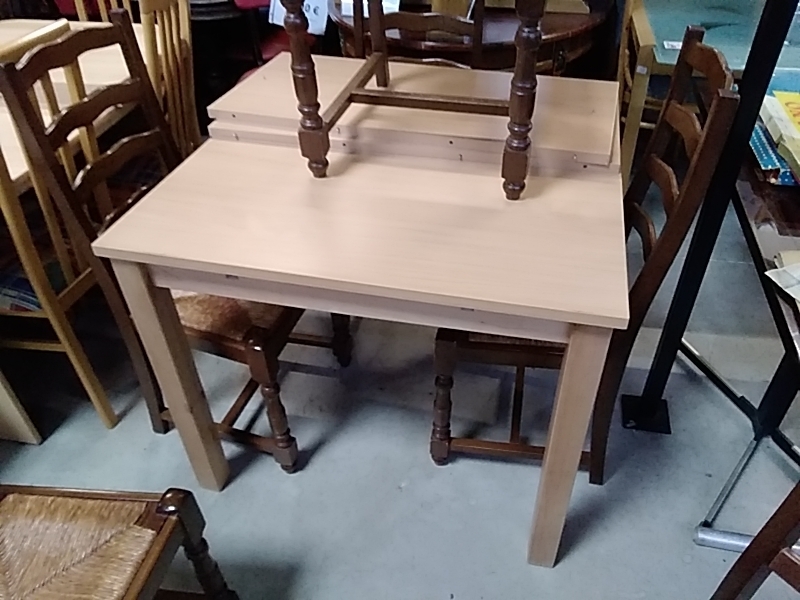 TABLE DE CUISINE CARRÉE AVEC 2 ALLONGES 