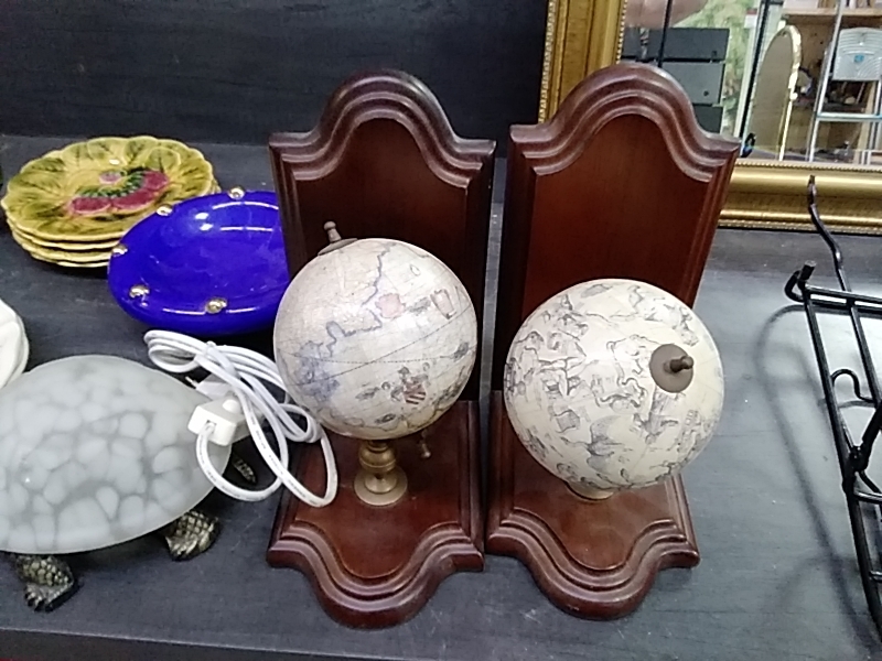 PAIRE DE PRESSE LIVRES GLOBES 