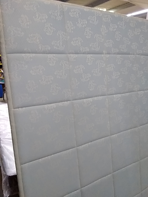 LIT 140X190 AVEC SOMMIER 