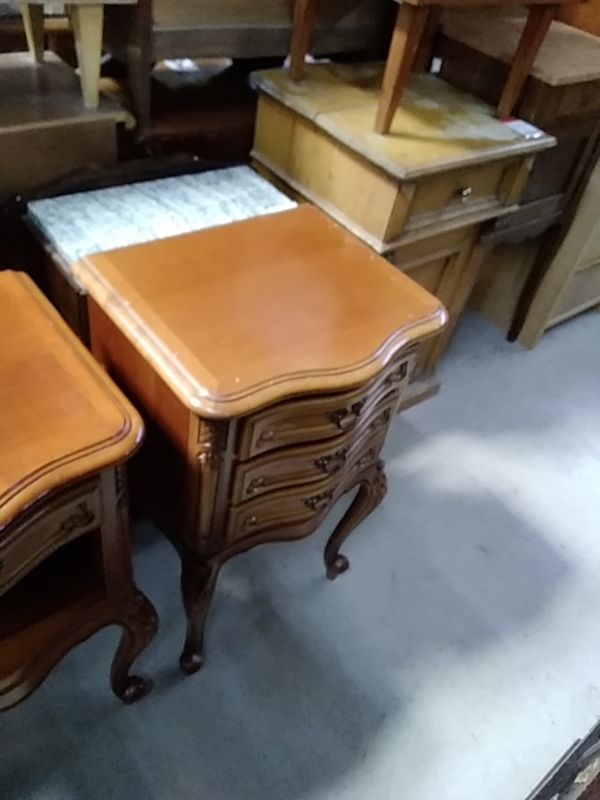 CHEVET MERISIER STYLE LOUIS XV 3TIROIR 