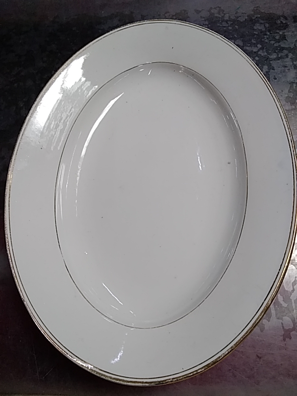 PLAT OVAL BLANC AVEC DORURES 